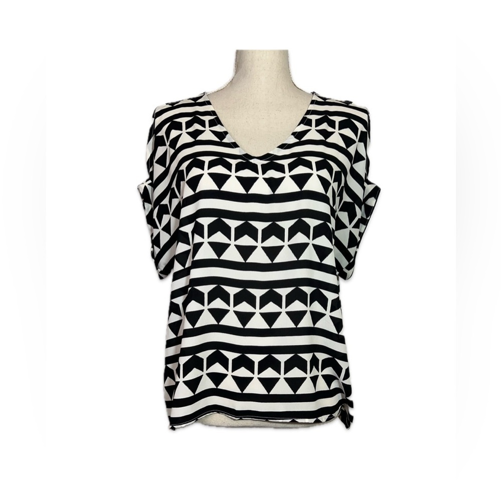 Lush Black and White Geometric Blouse Women’s Size Small cold shoulder